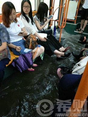 广州暴雨袭城 为车买份涉水险